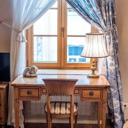 Angel House Vilnius, Pilies *