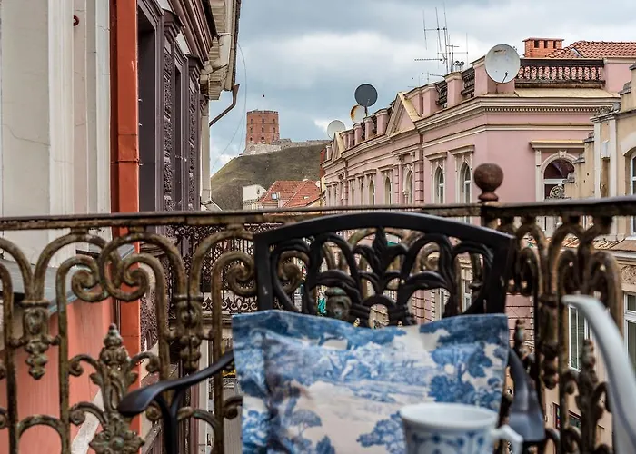 Angel House Vilnius, Pilies *