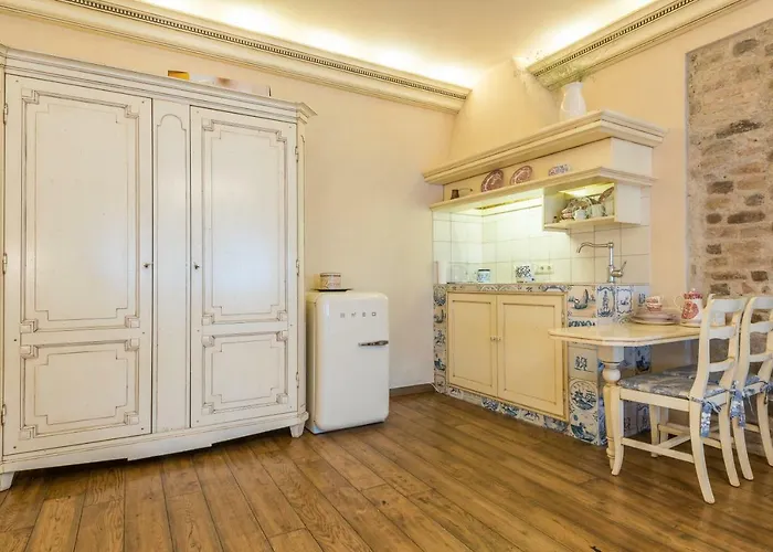 Angel House Vilnius, Pilies *